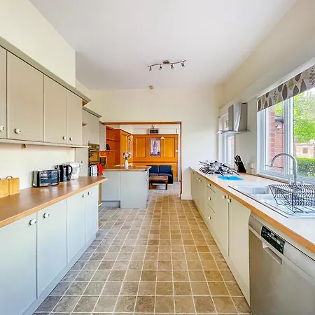 *rf9bc* For Your Relaxed & Cosy + Free Parking + Free Fast Wifi * 民宿 利兹